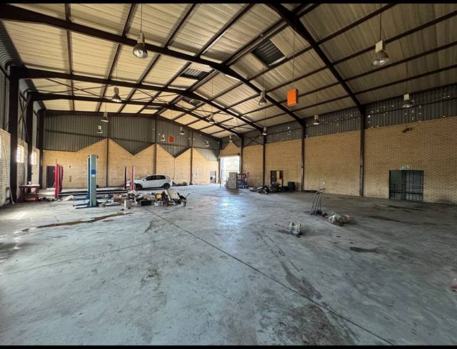 1,100M² WAREHOUSE TO LET IN ROBERTVILLE